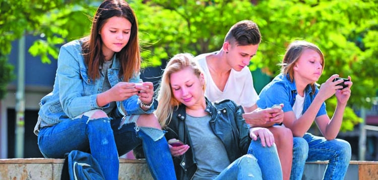Mladí s mobilem